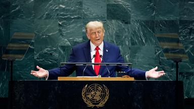 Trump warf den Veranstaltern im vergangenen Jahr Sabotage vor, nachdem Rolltreppen und Teleprompter ausgefallen waren.
