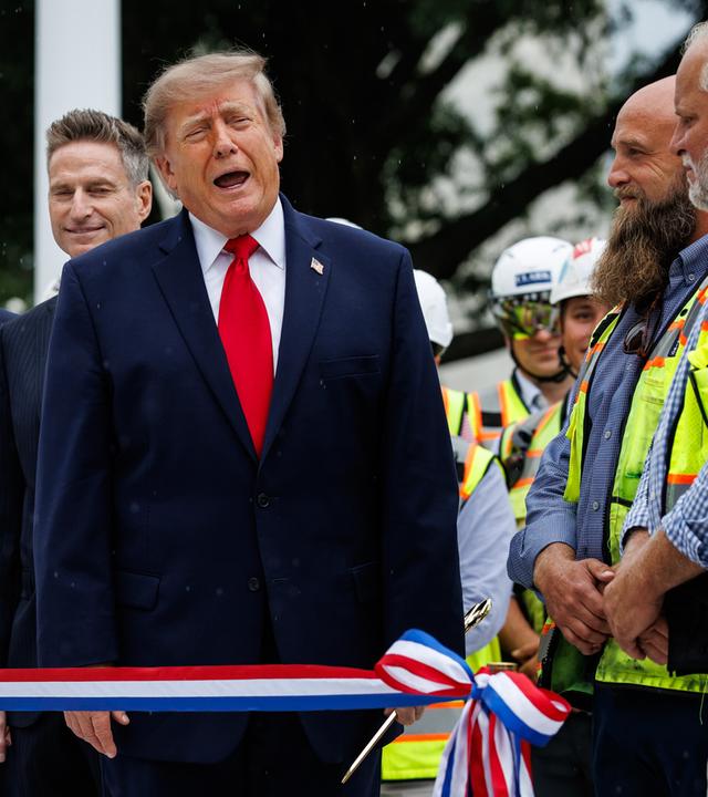 Präsident Donald Trump spricht während der Eröffnungszeremonie vor seinem ersten Flug mit Marine One vom neuen Hubschrauberlandeplatz auf dem Südrasen des Weißen Hauses am 21. September 2026 in Washington, D.C.