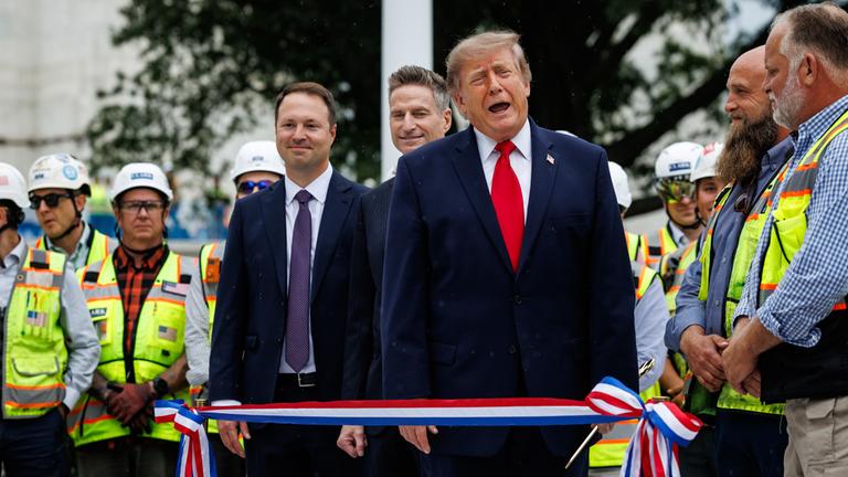 Präsident Donald Trump spricht während der Eröffnungszeremonie vor seinem ersten Flug mit Marine One vom neuen Hubschrauberlandeplatz auf dem Südrasen des Weißen Hauses am 21. September 2026 in Washington, D.C.