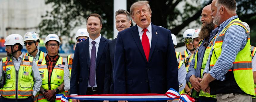 Präsident Donald Trump spricht während der Eröffnungszeremonie vor seinem ersten Flug mit Marine One vom neuen Hubschrauberlandeplatz auf dem Südrasen des Weißen Hauses am 21. September 2026 in Washington, D.C.