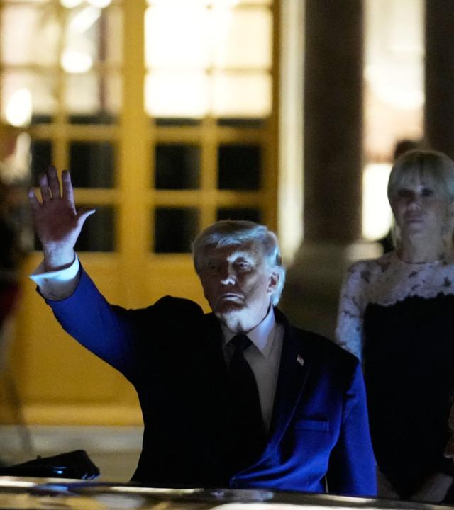 US-Präsident Donald Trump geht nach einem Abendessen im Schloss Versailles.