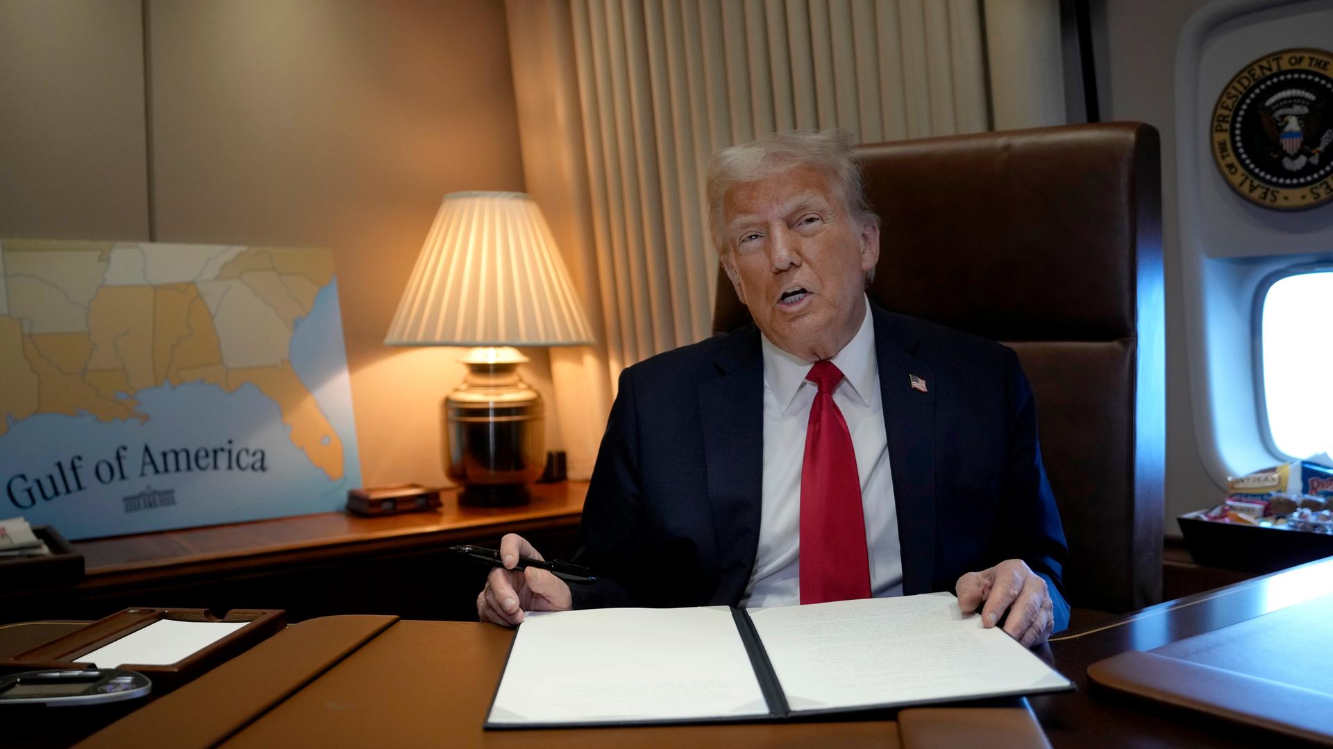 US-Präsident Donald Trump spricht zu Reportern an Bord der Air Force One.