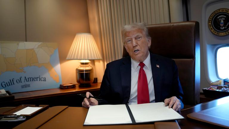 US-Präsident Donald Trump spricht zu Reportern an Bord der Air Force One.