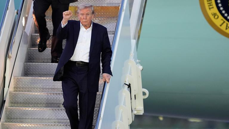 Trump steigt aus der Air-Force-One aus