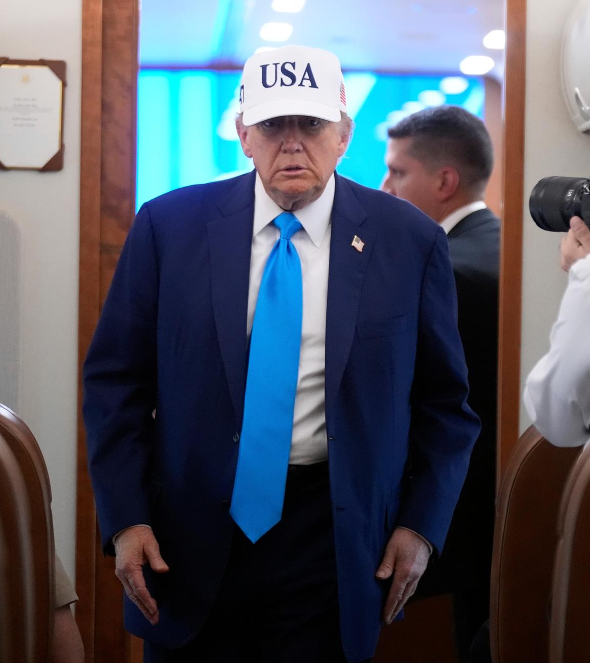 Präsident Donald Trump geht zu Fuß, um auf seiner Reise von der Joint Base Andrews mit der Air Force One zu sprechen
