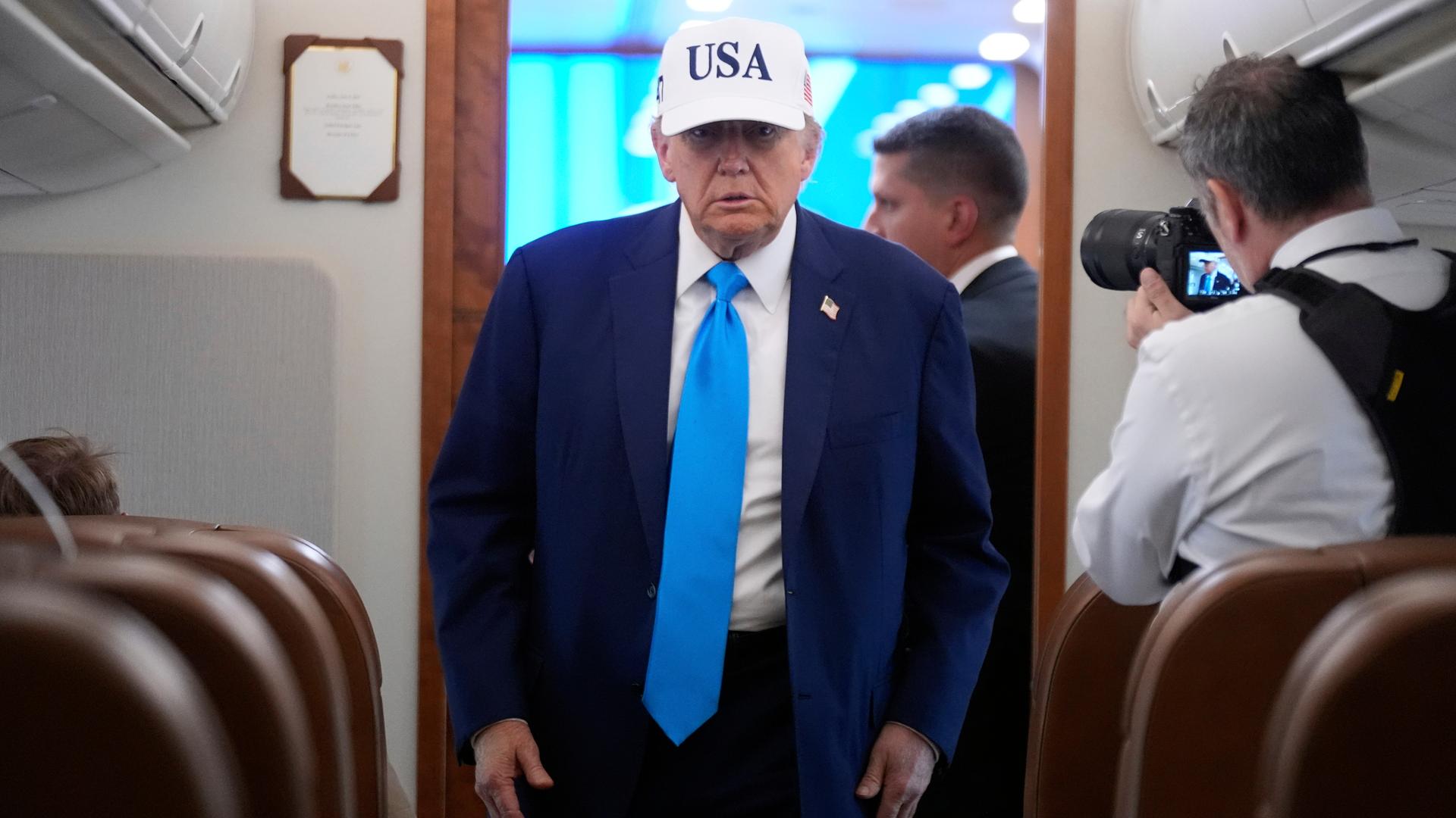 Präsident Donald Trump geht zu Fuß, um auf seiner Reise von der Joint Base Andrews mit der Air Force One zu sprechen