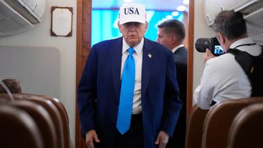 Präsident Donald Trump geht zu Fuß, um auf seiner Reise von der Joint Base Andrews mit der Air Force One zu sprechen