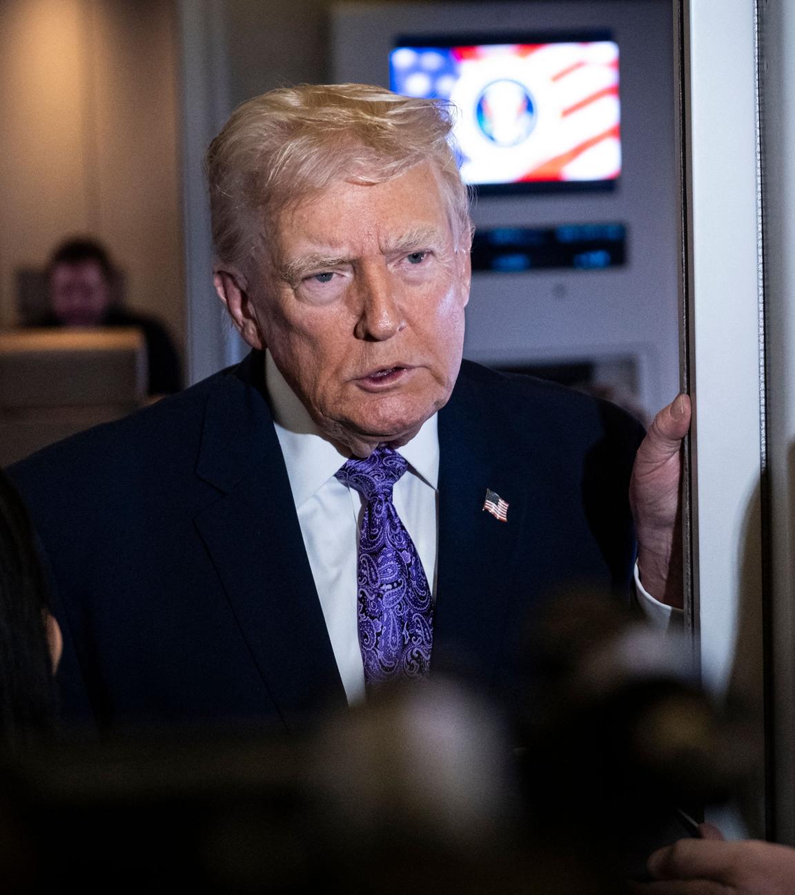 Trump steht in der Air Force One vor Journalisten