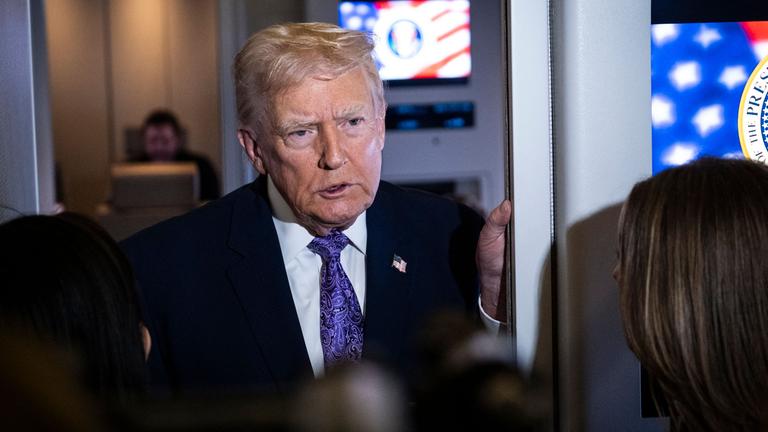 Trump steht in der Air Force One vor Journalisten