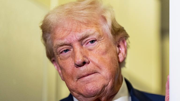 Donald Trumps Gesicht, schaut zur Seite