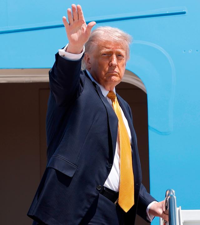 US-Präsident Donald Trump winkt von der Treppe der Air Force One