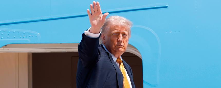 US-Präsident Donald Trump winkt von der Treppe der Air Force One