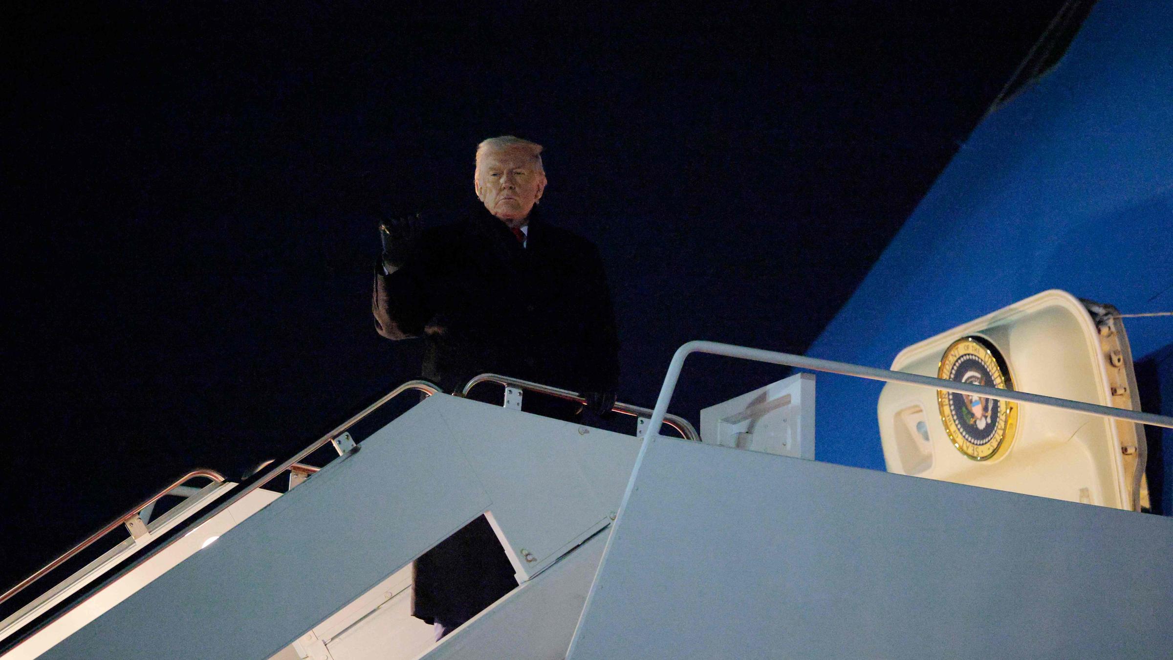 Trump kurz vor dem Abflug nach Davos am Dienstagabend. 