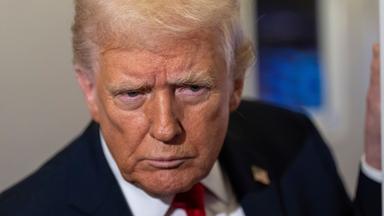 US-Präsident Donald Trump spricht mit Journalisten an Bord der Airforce One.