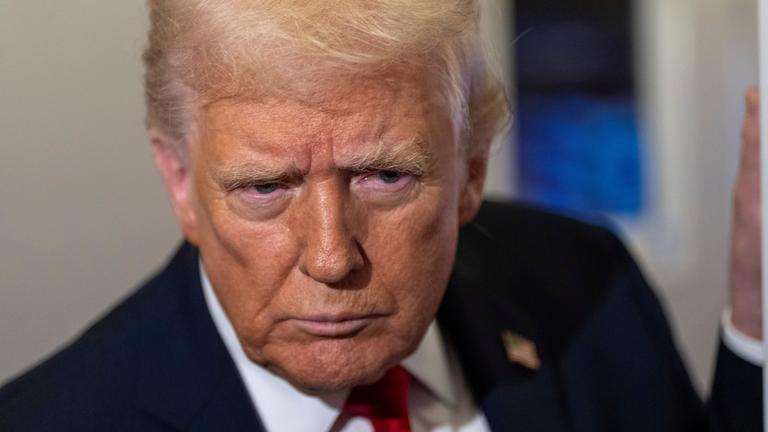 US-Präsident Donald Trump spricht mit Journalisten an Bord der Airforce One.