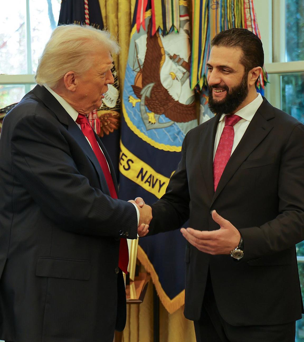 US-Präsident Donald Trump (l) schüttelt Ahmed al-Scharaa, Übergangspräsident von Syrien, im Weißen Haus in Washington die Hand
