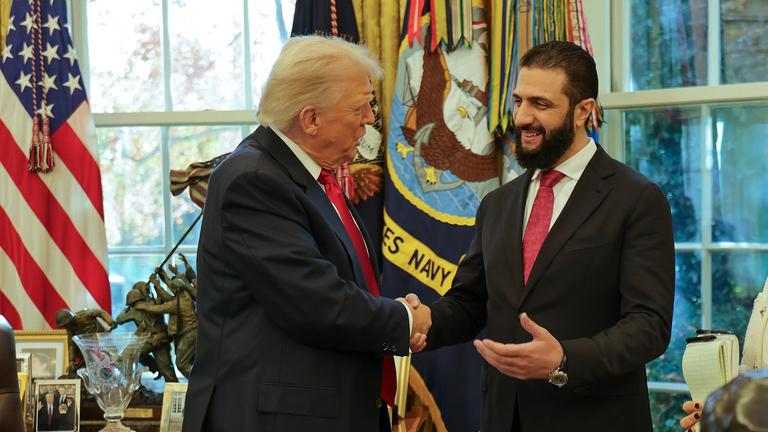  US-Präsident Donald Trump (l) schüttelt Ahmed al-Scharaa, Übergangspräsident von Syrien, im Weißen Haus in Washington die Hand
