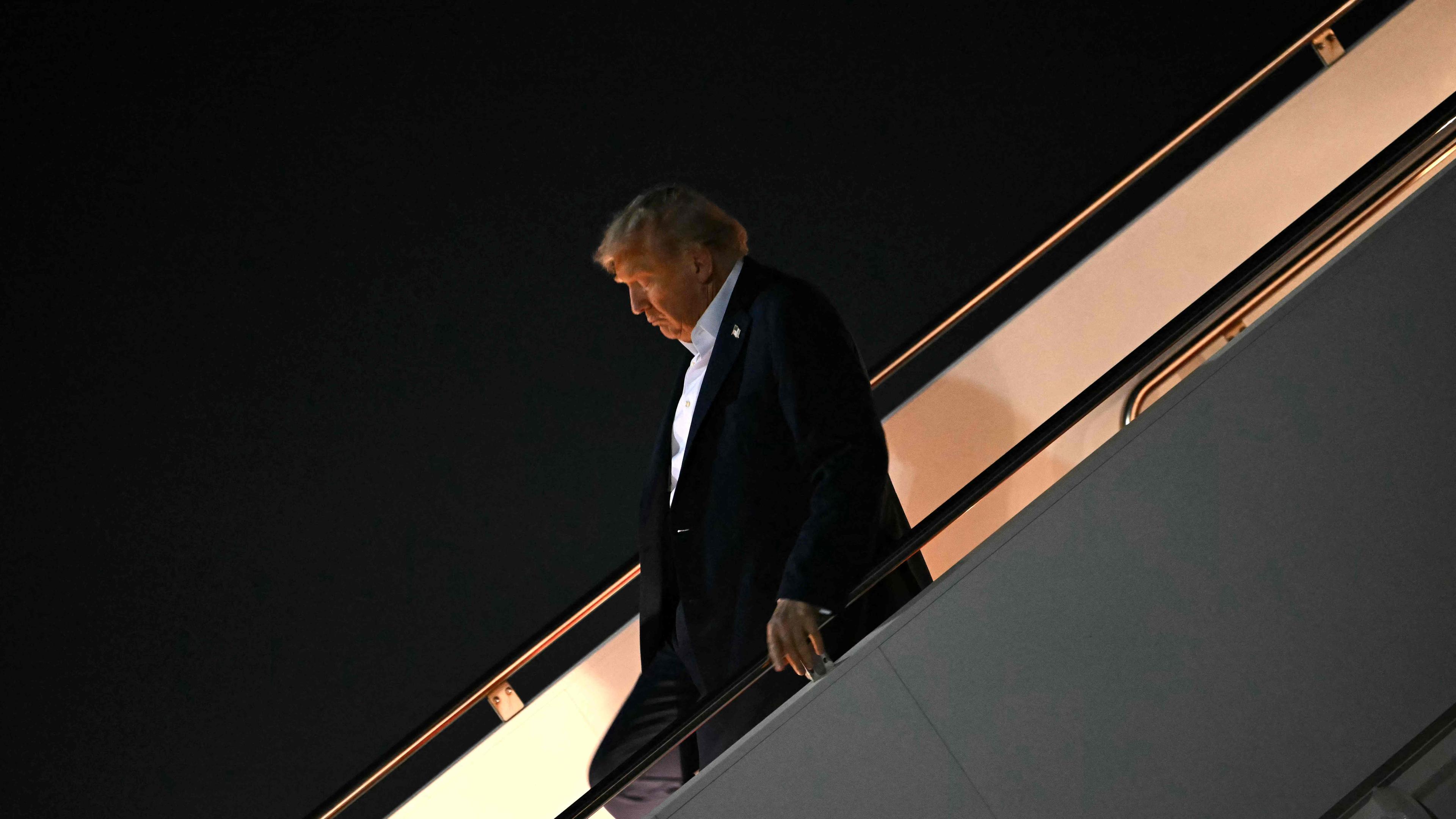 Donald Trump steigt am 15. August 2025 aus der Air Force One auf dem Luftwaffenstützpunkt Joint Base Andrews in Maryland.