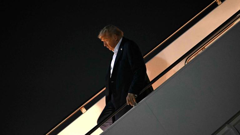 Donald Trump steigt am 15. August 2025 aus der Air Force One auf dem Luftwaffenstützpunkt Joint Base Andrews in Maryland.