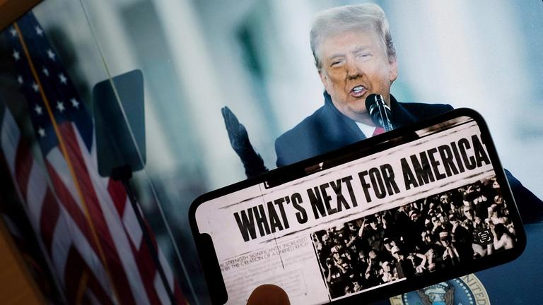 Smartphone mit Screen von Truth Social und der Schrift "What's next for america?"