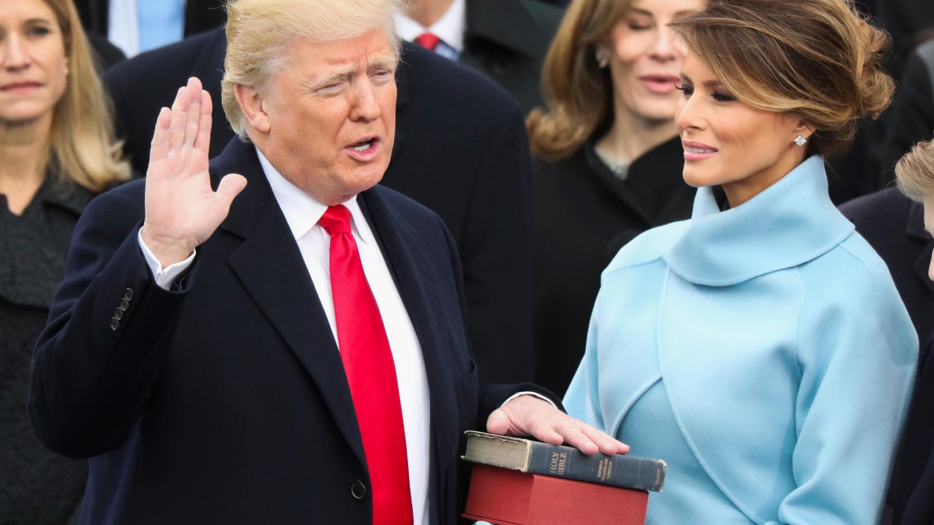 Donald Trump legt neben Ehefrau Melania, die die Bibel in den Händen hält, am 20.01.2017 in Washington, USA, den Amtseid als 45. Präsident der Vereinigten Staaten Amerikas ab.