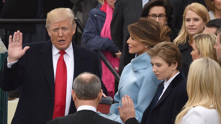 Inauguration von Donald Trump 2017 - Trump leistet den Amtseind