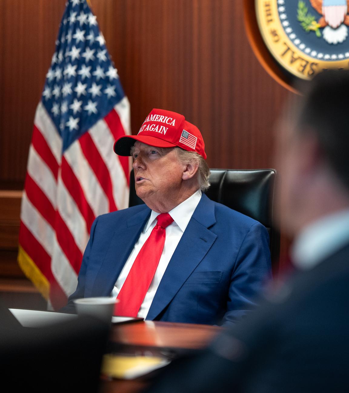 US-Präsident Donald Trump beobachtet die Angriffe auf iranische Atomanlage vom Situation Room im Weißen Haus.