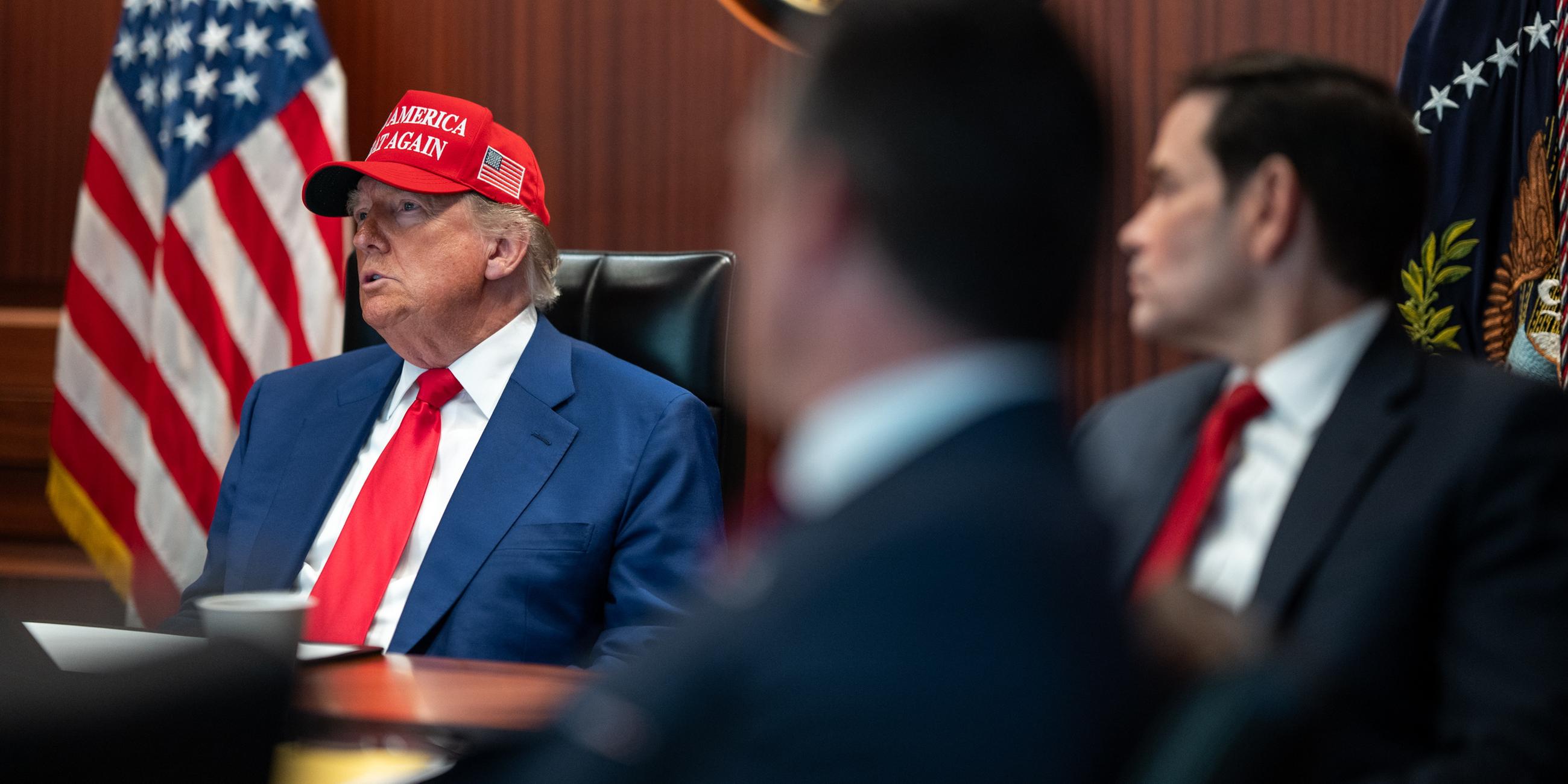 US-Präsident Donald Trump beobachtet die Angriffe auf iranische Atomanlage vom Situation Room im Weißen Haus.