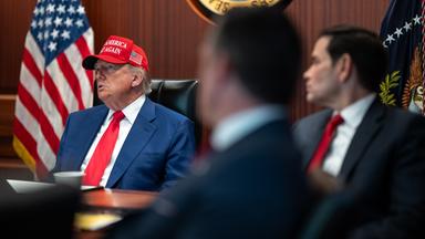 US-Präsident Donald Trump beobachtet die Angriffe auf iranische Atomanlage vom Situation Room im Weißen Haus.