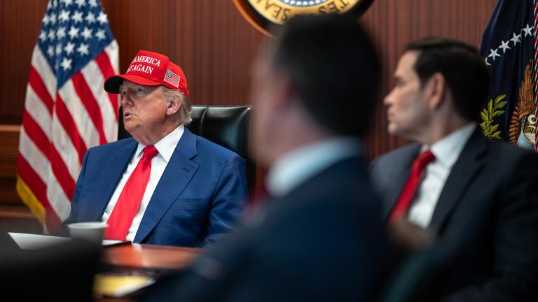 US-Präsident Donald Trump beobachtet die Angriffe auf iranische Atomanlage vom Situation Room im Weißen Haus.