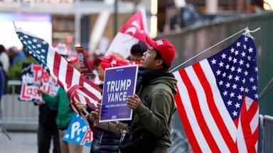 Anhänger mit Fahnen und Hüten der Trump-Kampagne