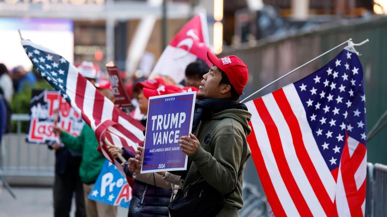Anhänger mit Fahnen und Hüten der Trump-Kampagne