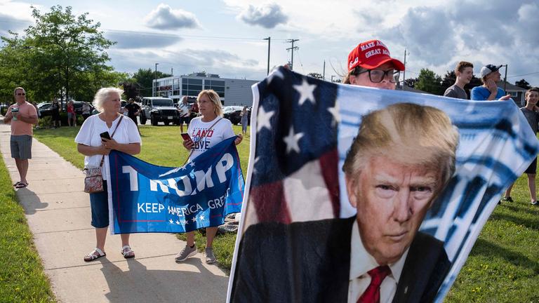 Anhänger von Donald Trump warten auf seine Ankunft in Milwaukee