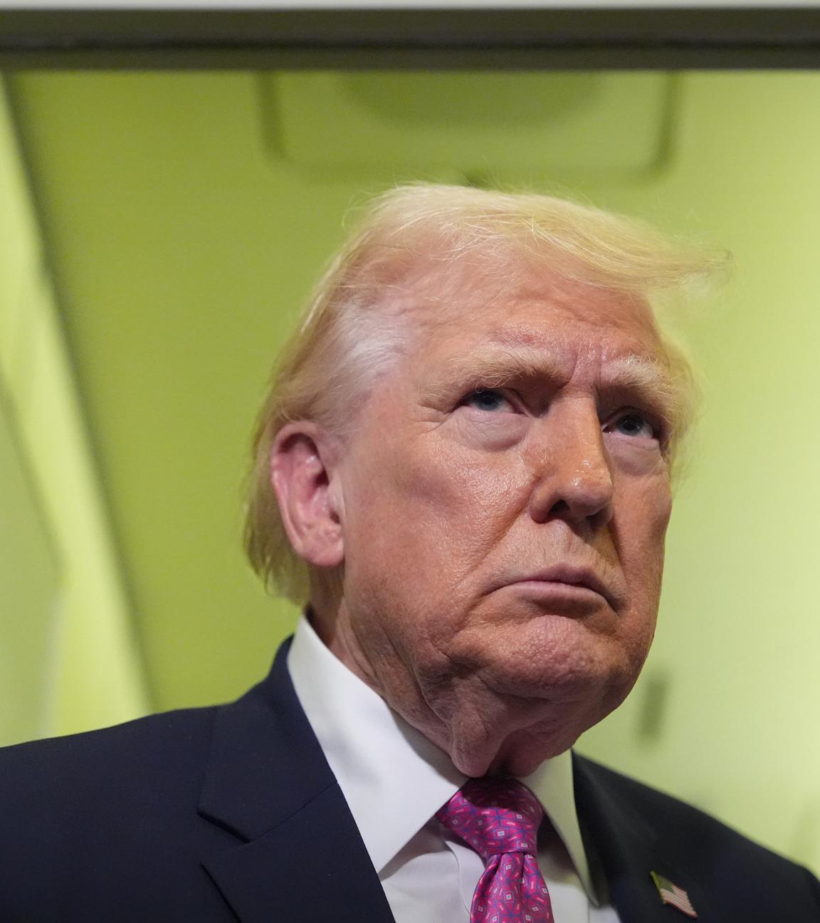 29.03.2026, USA, ---: US-Präsident Donald Trump spricht zu Reportern an Bord der Air Force One auf dem Weg von West Palm Beach zur Joint Base Andrews.