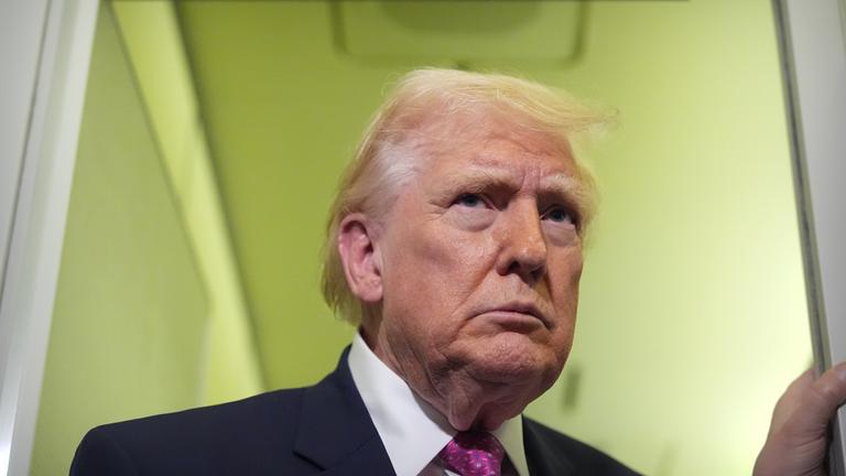 29.03.2026, USA, ---: US-Präsident Donald Trump spricht zu Reportern an Bord der Air Force One auf dem Weg von West Palm Beach zur Joint Base Andrews.