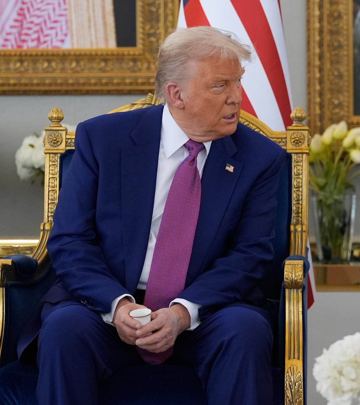 Präsident Donald Trump spricht mit dem saudischen Kronprinzen Mohammed bin Salman während einer Kaffeezeremonie im Royal Terminal des King Khalid International Airport in Riad, Saudi-Arabien, Dienstag, 13. Mai 2025.