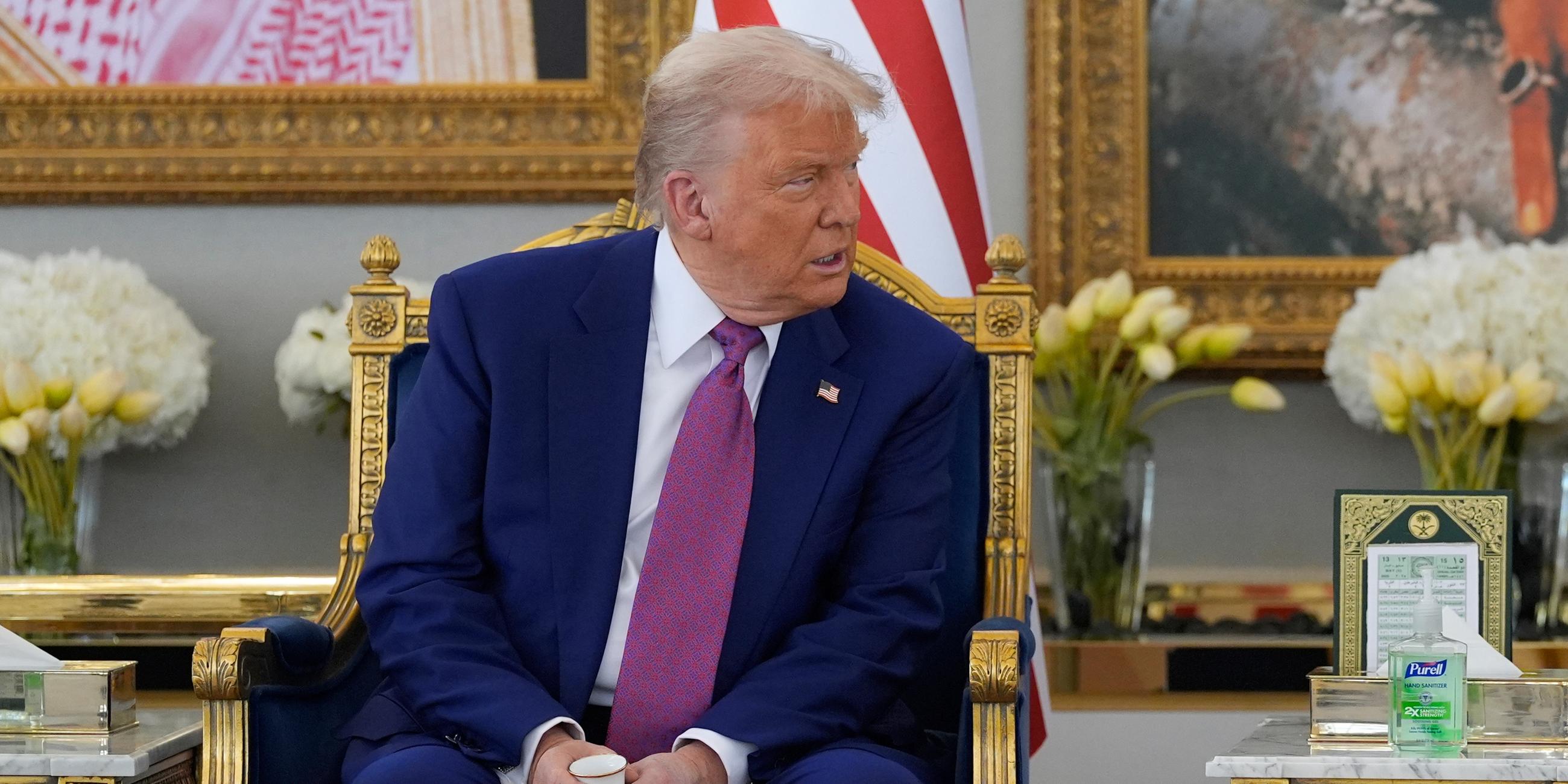 Präsident Donald Trump spricht mit dem saudischen Kronprinzen Mohammed bin Salman während einer Kaffeezeremonie im Royal Terminal des King Khalid International Airport in Riad, Saudi-Arabien, Dienstag, 13. Mai 2025.
