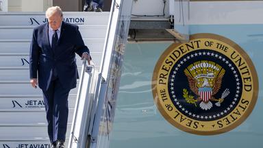 Donald Trump geht die Treppe an der Air Force One hinunter.