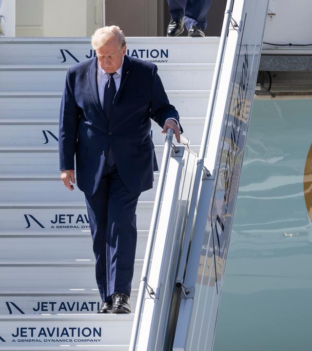 Donald Trump geht die Treppe an der Air Force One hinunter.
