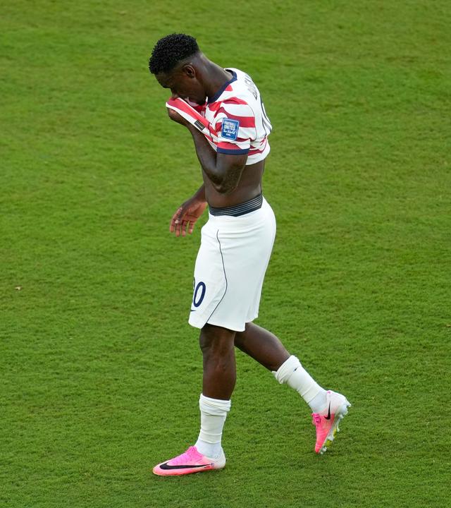 Folarin Balogun, Spieler der US-amerikanischen Fußball-National-Mannschaft reagiert auf seine rote Karte im Spiel gegen Bosnien.