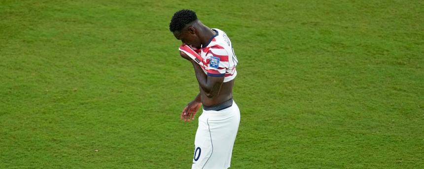 Folarin Balogun, Spieler der US-amerikanischen Fußball-National-Mannschaft reagiert auf seine rote Karte im Spiel gegen Bosnien.