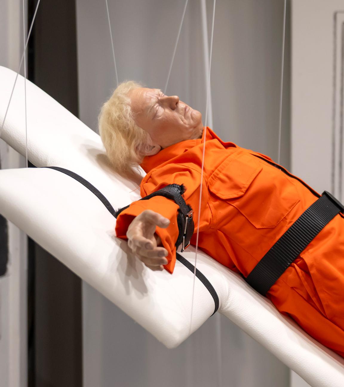 Die Skulptur „Saint or Sinner“ des britischen Künstlers Mason Storm, vertreten durch die Galerie „Gleis4“, wird am 31. Oktober 2025 auf der Kunstmeile Basel in der Schweiz ausgestellt.