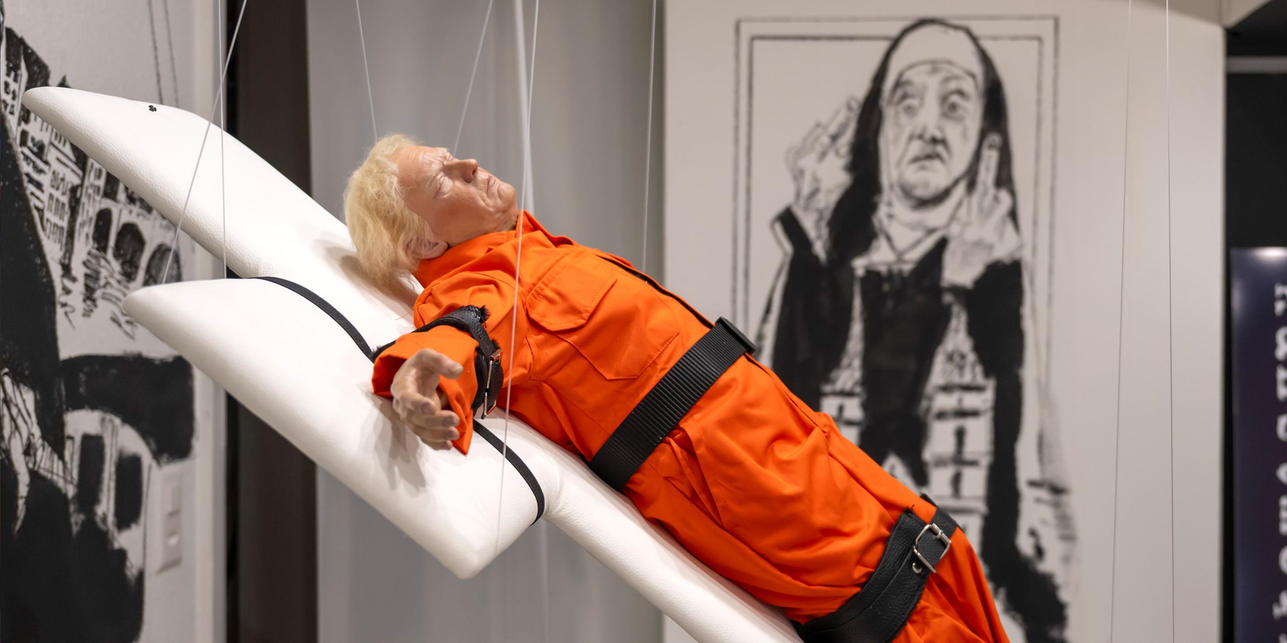 Die Skulptur „Saint or Sinner“ des britischen Künstlers Mason Storm, vertreten durch die Galerie „Gleis4“, wird am 31. Oktober 2025 auf der Kunstmeile Basel in der Schweiz ausgestellt.