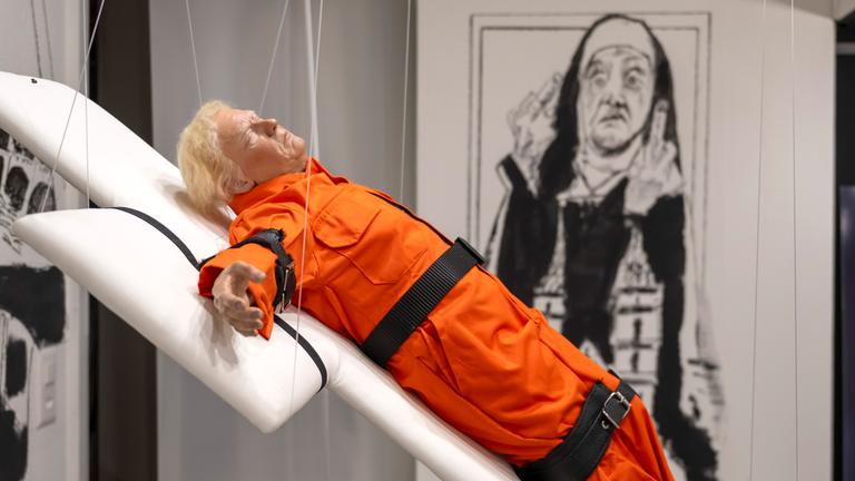 Die Skulptur „Saint or Sinner“ des britischen Künstlers Mason Storm, vertreten durch die Galerie „Gleis4“, wird am 31. Oktober 2025 auf der Kunstmeile Basel in der Schweiz ausgestellt.