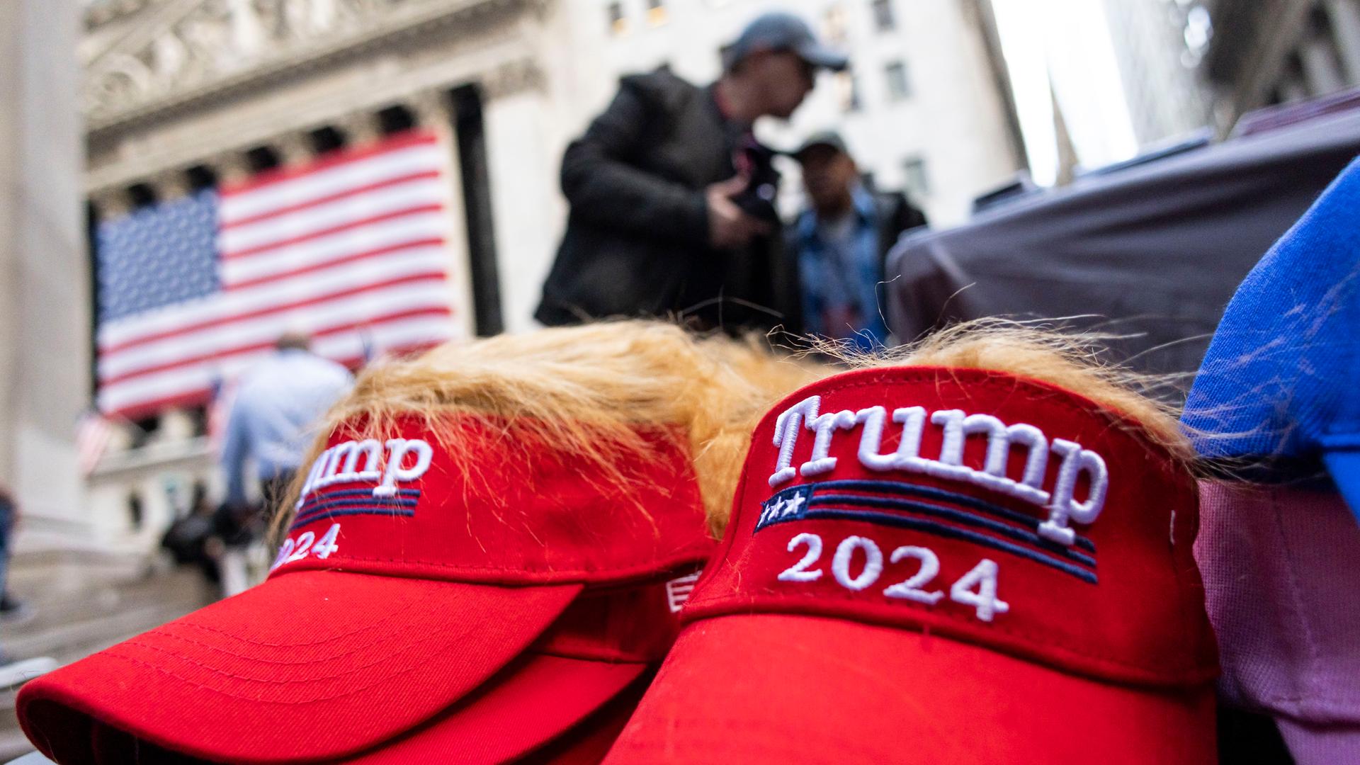 Trump-Artikel zum Verkauf vor der New Yorker Börse in New York, New York, USA, 6. November 2024.