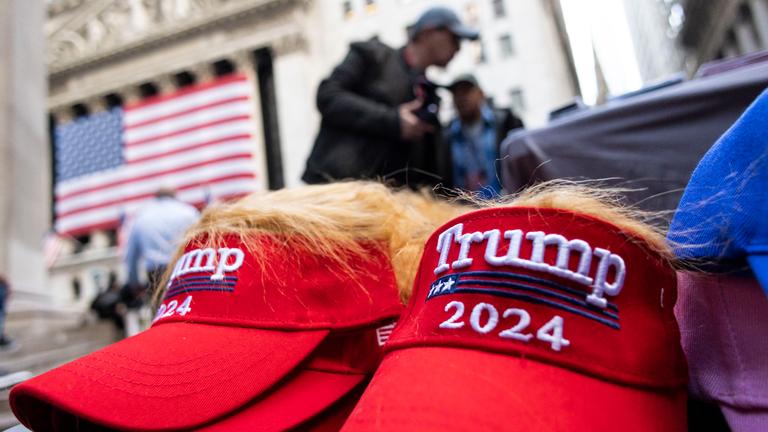 Trump-Artikel zum Verkauf vor der New Yorker Börse in New York, New York, USA, 6. November 2024.