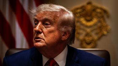 US-Präsident Donald Trump hält am 27. Mai 2026 im Kabinettszimmer des Weißen Hauses in Washington, D.C., eine Kabinettssitzung ab