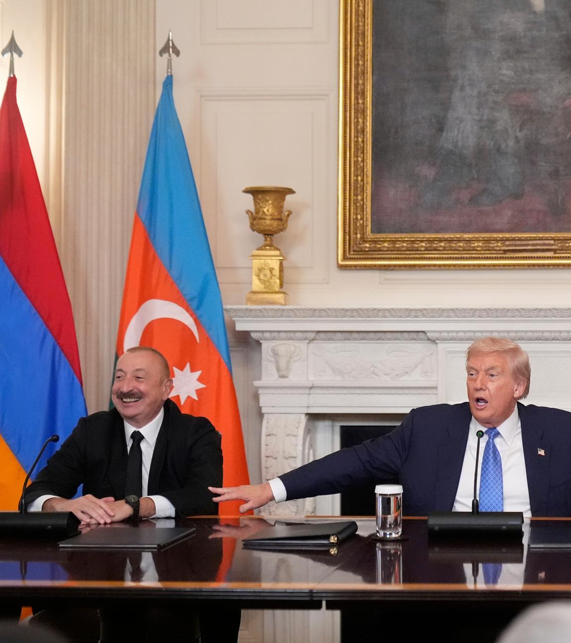 Präsident Donald Trump (Mitte) spricht zusammen mit dem armenischen Premierminister Nikol Paschinjan (rechts) und dem aserbaidschanischen Präsidenten Ilham Alijew während einer trilateralen Unterzeichnungszeremonie im State Dining Room des Weißen Hauses am Freitag, dem 8. August 2025, in Washington. 