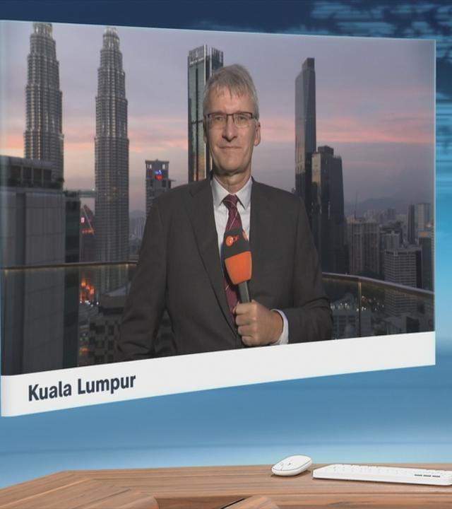 Moderator im Schaltgespräch mit Korrespondent Elmar Theveßen