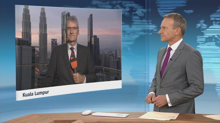 Moderator im Schaltgespräch mit Korrespondent Elmar Theveßen